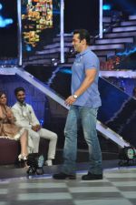 Salman Khan on the sets of Jhalak 6 in Mumbai on 27th Aug 2013 (48).JPG